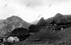 Vista general de los Horreos del pueblo Somiedo (Asturias)