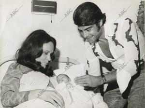 En la imagen, el actor con su esposa, Juana Perales, y la recién nacida