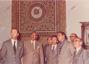 Sadam Husein (el tercero por la Izquierda), con su séquito y junto al alcalde de...