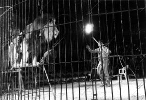 Ángel Cristo en la jaula con los leones, en su circo