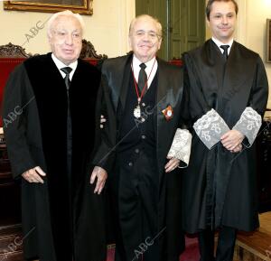 Madrid 15-12-06: Manuel Jimenez de Parga Recibe diploma y Medalla, del...