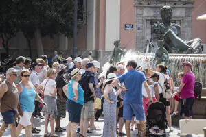 Turistas extranjeros en la Plaza de la Virgen