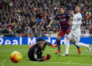 En la imagen, Sergio Ramos llega tarde y Luis Suárez marca el primer gol ante la...
