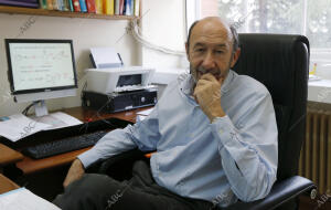 Entrevista con el profesor Alfredo Pérez Rubalcaba, en su despacho de la...