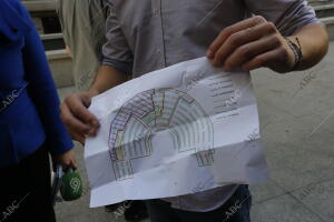 En la imagen, Iñigo Errejón de podemos muestra el plano en el que han ubicado a...