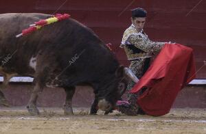 En la imagen, El diestro Alejandro Talavante en su tercer toro de la tarde