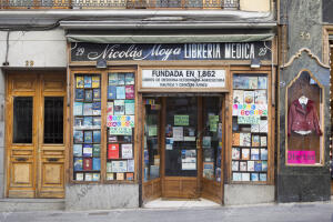 Reportaje sobre el cierre de la librería médica Nicolás Moya, la más antigua de...