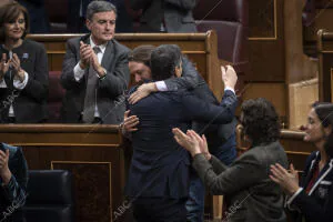 En la imagen, Pedro Sánchez y Pablo Iglesias se abrazan tras las intervenciones...