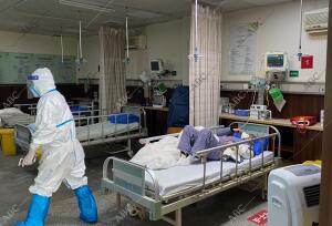 Un sanitario atiende a un paciente en el Hospital 7