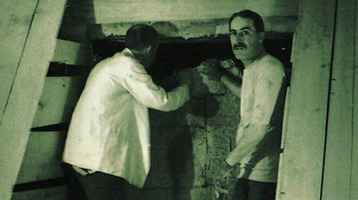 Howard Carter, a la derecha, en la tumba de Tutankamón