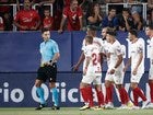 Los futbolistas del Sevilla protestan a Del Cerro Grande durante el Osasuna - Sevilla