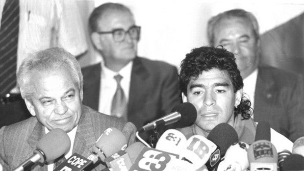 Diego Armando Maradona junto a Luis Cuervas Vilches, expresidente del Sevilla FC