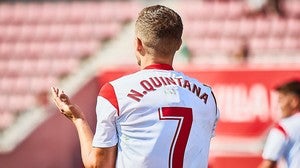 Nacho Quintana levanta los brazos en un partido con el Sevilla Atlético