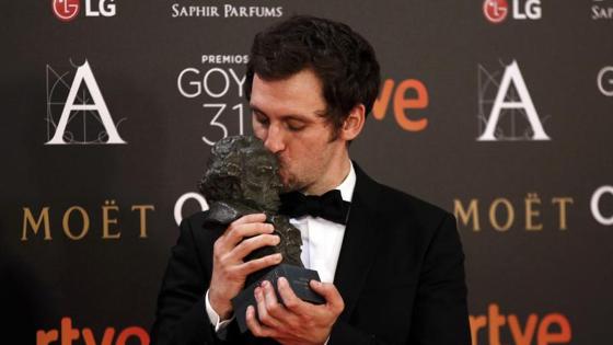 Raúl Arévalo besa su merecido Goya, que se ha llevado en la categoría de Mejor Director Novel