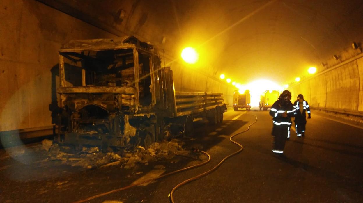 Aparatoso Incendio De Un Tr Iler Dentro De Un T Nel De La Autov A Los