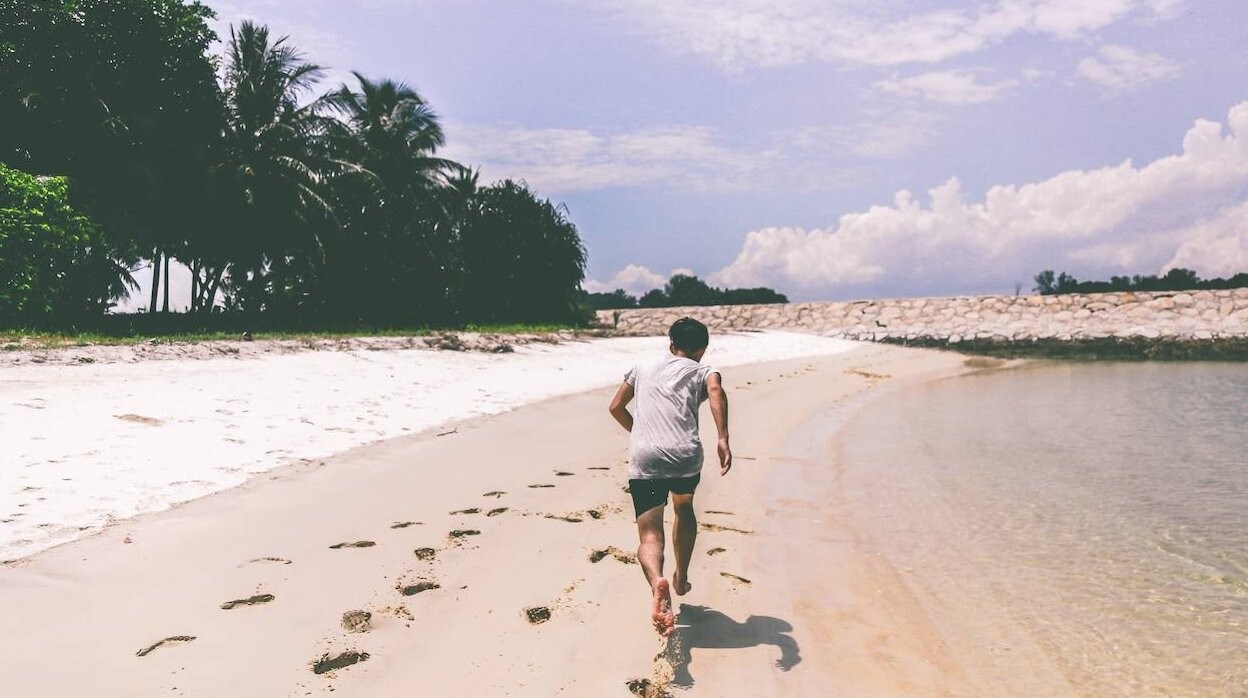 Todos Los Beneficios Y Los Riesgos De Correr En La Playa