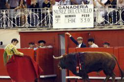 José Tomás se erige en un monumento a la vida y el toreo