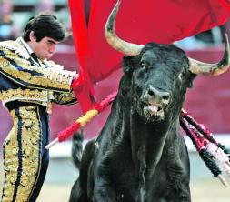 Miguel Ángel Perera gana el I premio ABC-Vicente Zabala, «el Cavia de los toros»