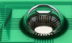 Una prótesis de retina permite recuperar visión a ciegos totales