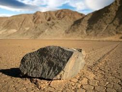 ¿Por qué se mueven solas las piedras en el Valle de la Muerte?