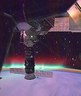 Volando a través de una aurora a 28.000 km por hora