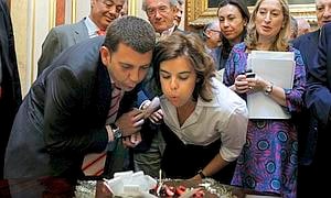 Soraya Sáenz de Santamaría, que cumple hoy 39 años, y el alcalde de Ponferrada, Carlos López Riesco, que también cumple años este 10 de junio, soplan la vela de una tarta, durante una improvisada fiesta de cumpleaños en los pasillos del Congreso /EFE