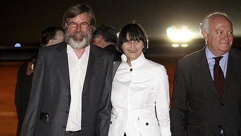 Moratinos acompaña al empresario suizo retenido por Libia a casa