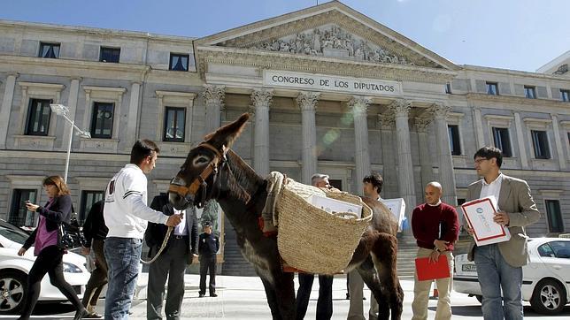 Un burro entrega en el Congreso 40.000 firmas contra la piratería