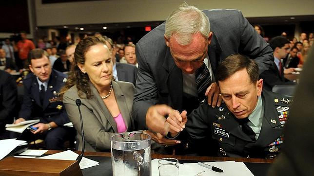 El general Petraeus sufre un desmayo en el Congreso estadounidense