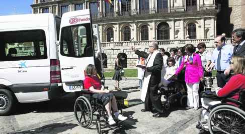 La Asociación de Esclerosis recibe un nuevo vehículo adaptado