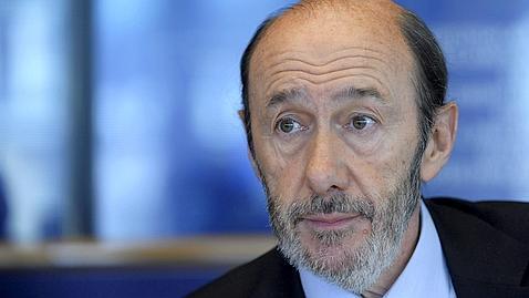 Rubalcaba no ve la ilegalización de EA: «Su historia democrática es impecable»
