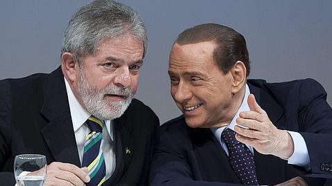 Berlusconi asistió a una cena con danza erótica en una visita a Brasil