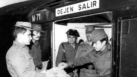 Un Metro en manos de soldados