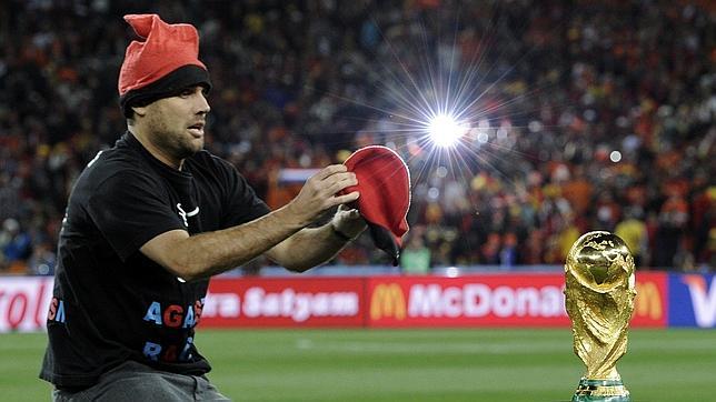 Jimmy Jump, multado con 209 euros por invadir el campo en la final