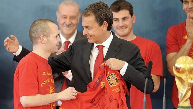 Al Rey, de usted; a Zapatero, de tú