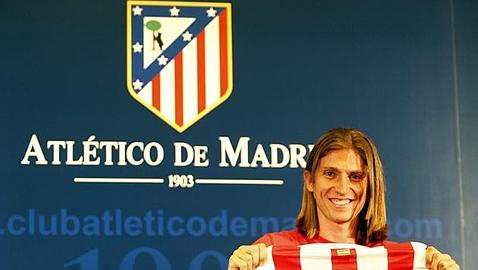 Filipe Luis ya posa como rojiblanco