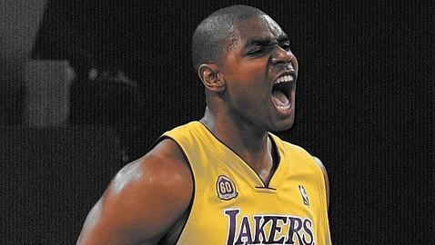 Bynum, operado de su lesión en la rodilla