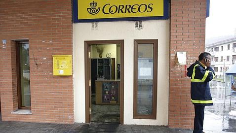 Unos desconocidos prenden fuego a la oficina de correos de Zalla