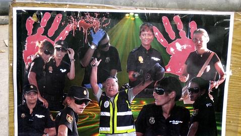 Activistas marroquíes colocan un nuevo fotomontaje contra policías españoles