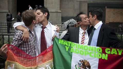 El Supremo mexicano aprueba que las parejas homosexuales adopten a menores