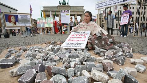 Los talibanes lapidan a una pareja acusada de adulterio en Afganistán