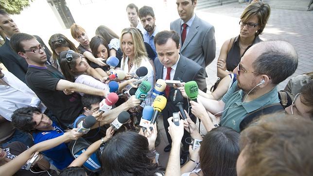 Jiménez lanza su campaña en pleno acto oficial