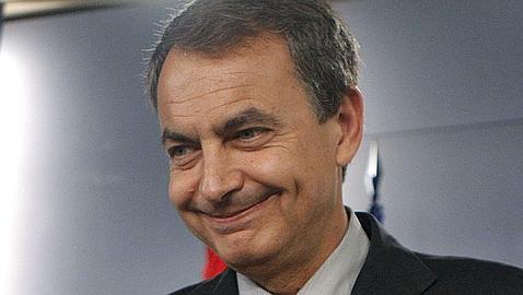 Zapatero se felicita por la liberación en una comparecencia sin preguntas
