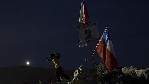 Mensaje de uno de los mineros atrapados a su novia: «Cómprate el traje, en cuanto salga nos casamos»