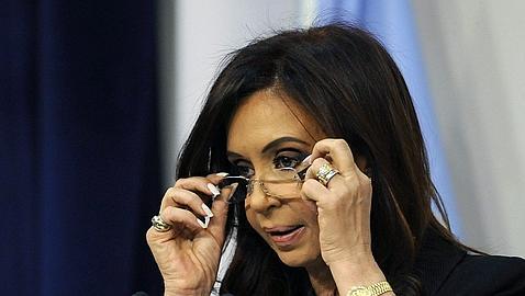 La presidenta argentina vincula los dos principales diarios con la dictadura