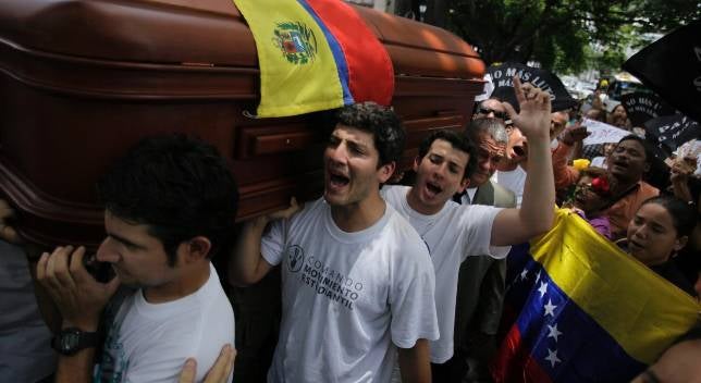 Chávez implanta el racionamiento