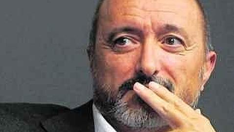 La alcaldesa de Cádiz pide a Pérez-Reverte que no dimita