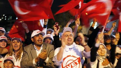 Turquía aprueba la reforma constitucional con el 58% de los votos
