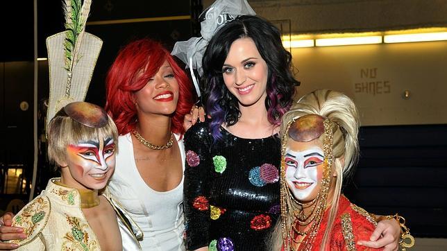 Extra látigo esférico Rihanna organiza una despedida de soltera a Katy Perry con el Cirque du  Soleil