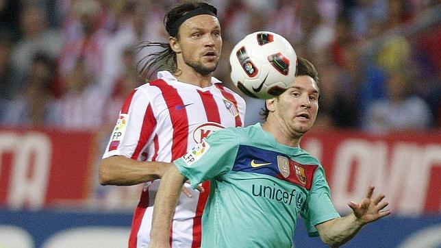 Ujfalusi, dos partidos de sanción por la entrada a Messi